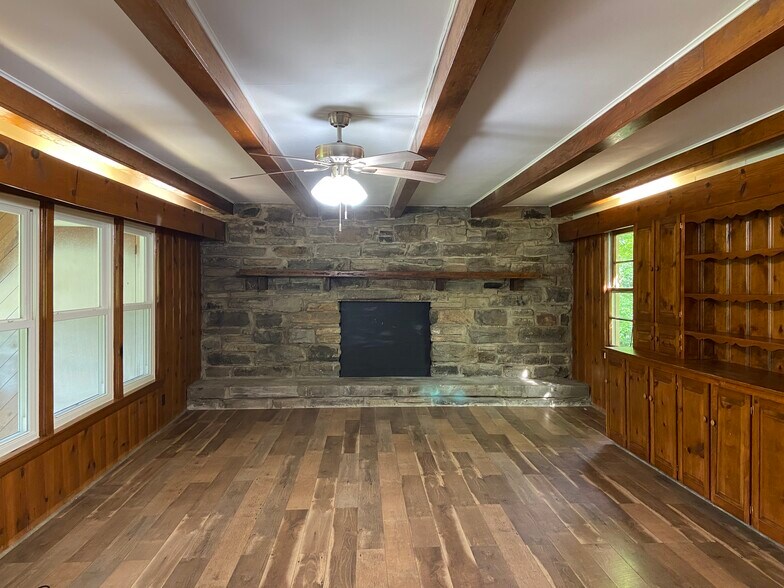 Family room - 212 Westwood Dr