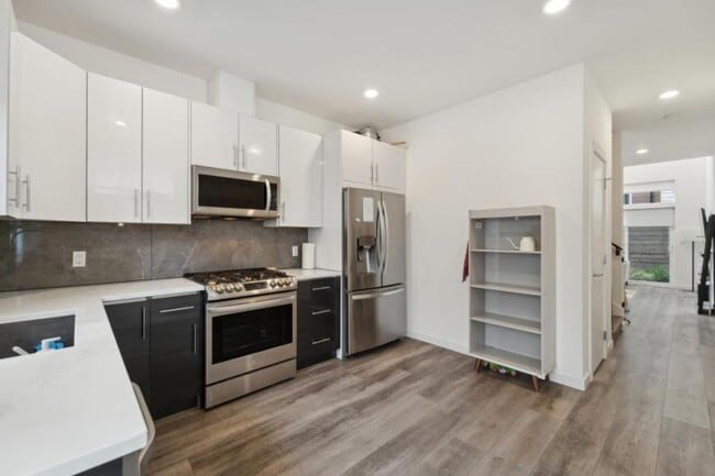 Building Photo - 2 bedroom in Seattle WA 98107