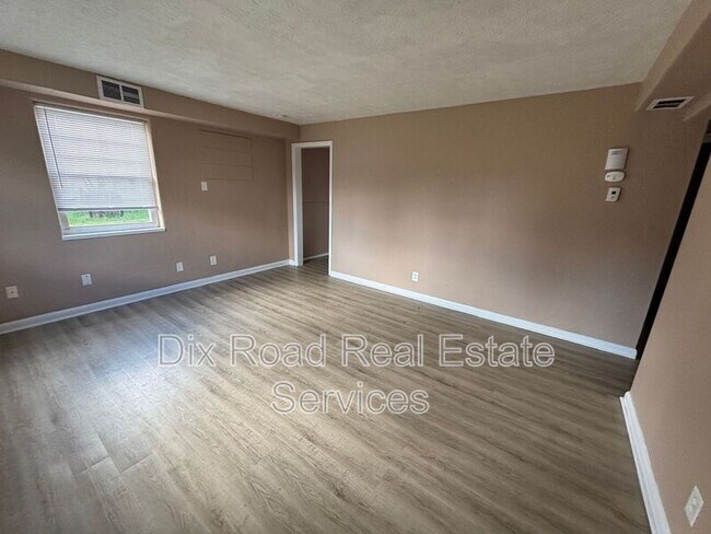 Building Photo - 165 Basswood Ave