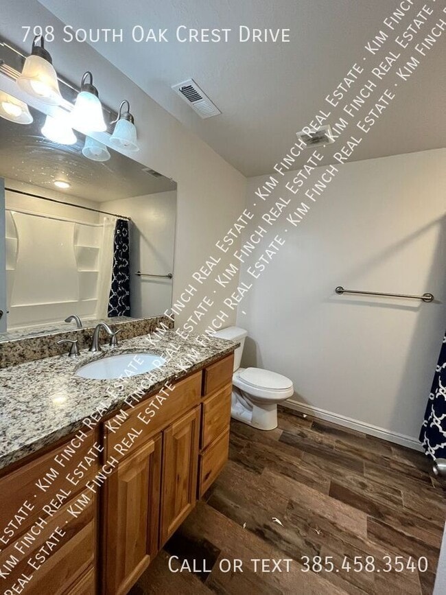 Building Photo - 798 S Oak Crest Dr