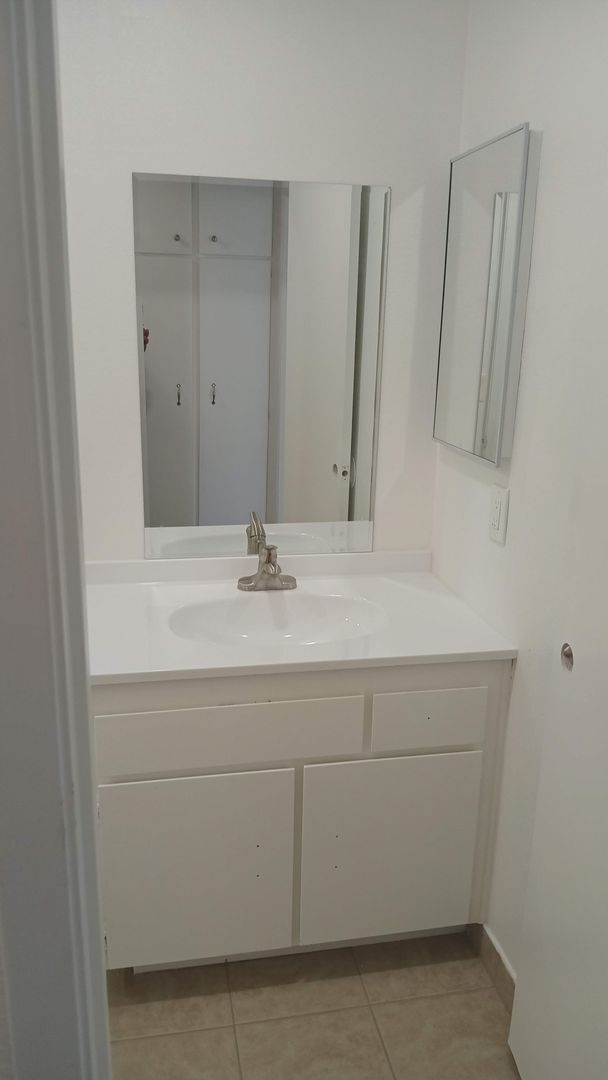 Building Photo - 1300A