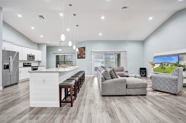 Building Photo - 126 NW Heather St