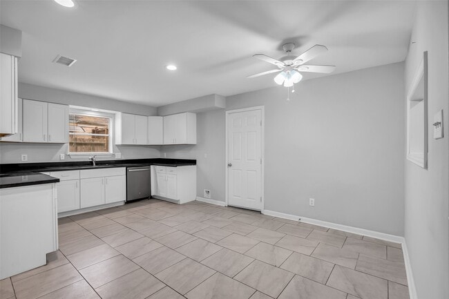 Building Photo - 4407 Hickory Grove Dr