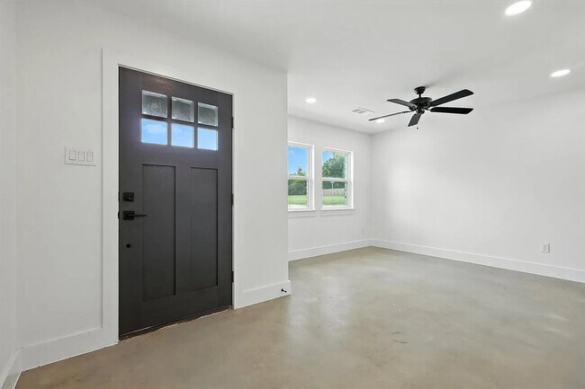 Building Photo - 3206 Sayle St