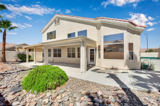 Building Photo - Spacious 4-bedroom, 3-car garage home feat...
