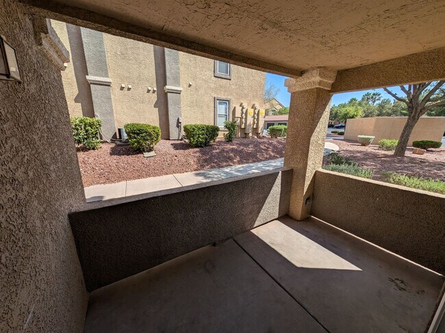 Building Photo - 2 Bedroom, 2 Full Bath Newly Renovated Con...
