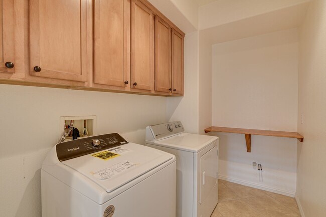 Building Photo - FANTASTIC 3 BEDROOM 2.5 BATH IN NORTH LAS ...