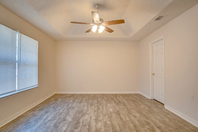 Building Photo - Move In for the Holidays! Lakefront Shadow...