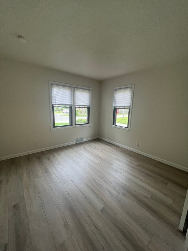 Building Photo - Beautifully Renovated 4-Bedroom Home with ...