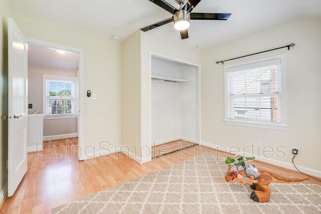 Building Photo - 703 Mapleton Rd