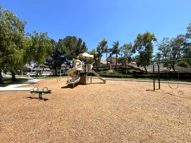 Building Photo - 3 bed, 2 bath located in Corona, CA!