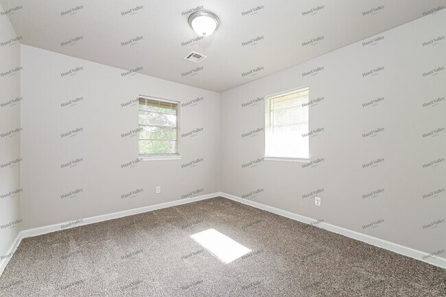Building Photo - 601 Royal Ave