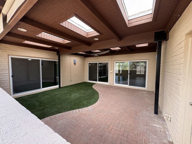 Building Photo - Highly sought community of Colonia Verde
