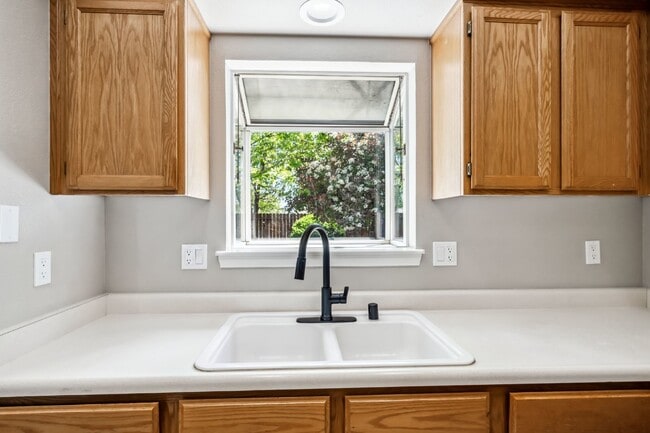 Building Photo - 3/2 Fully Updated with Fenced Yard/Dog Friendly/ Close to Everything central Redding
