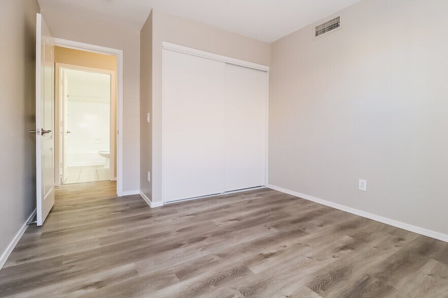 Building Photo - 9847 W Irma Ln