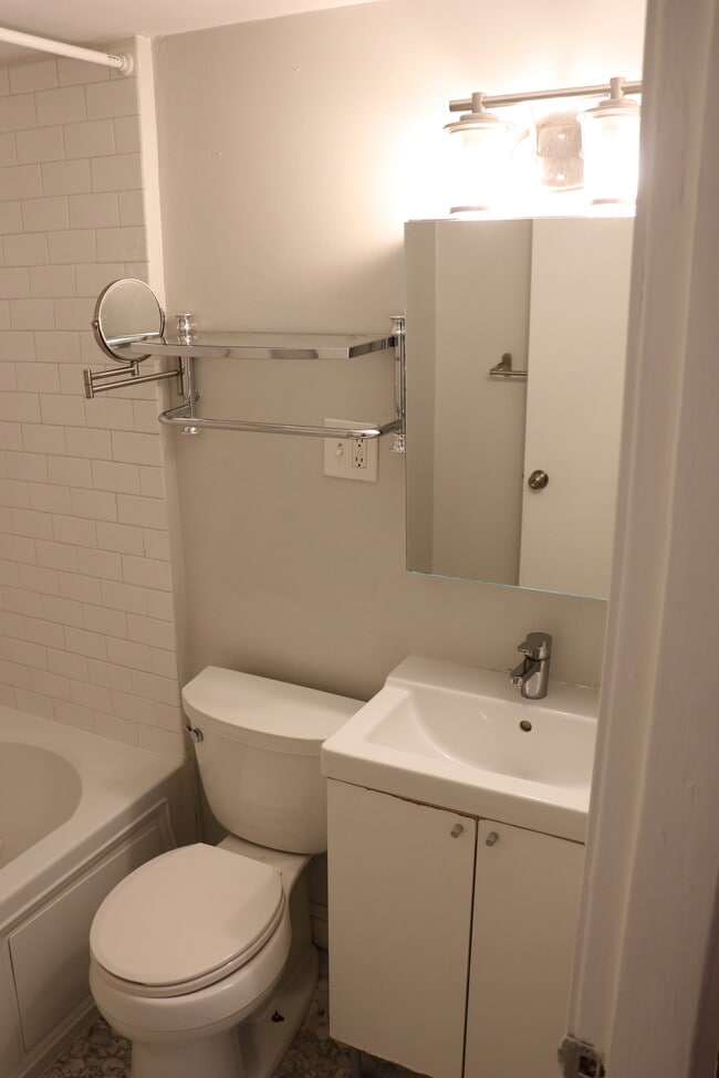 Building Photo - 320 Warren St