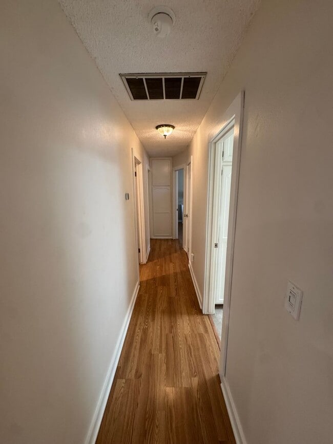 Building Photo - Fully Furnished Home Near the Beach in Gro...