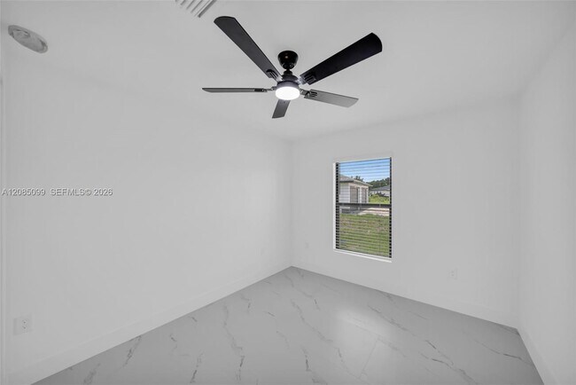 Building Photo - 4986 Fairway Ct