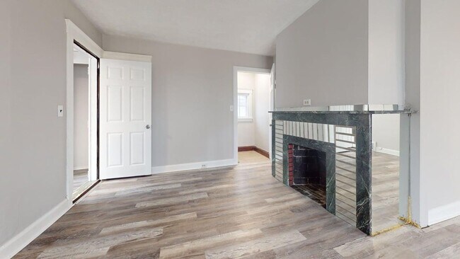 Primary Photo - 2121 W 105th St