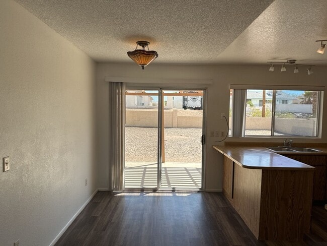 Building Photo - Unfurnished Full Time