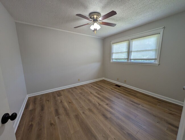Building Photo - MOVE-IN READY!