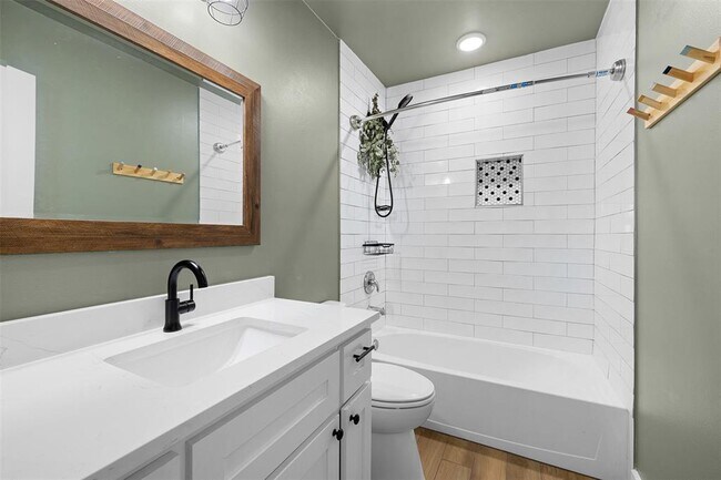 Building Photo - 823 Hickory St