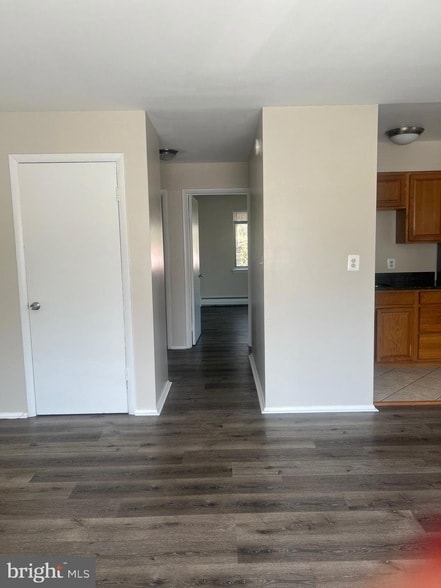 Building Photo - 2330 Glendale Terrace