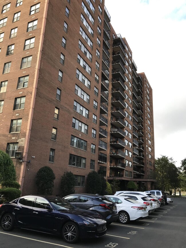 Building Photo - 225 St Pauls Ave