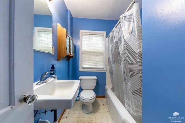 Building Photo - Close to Campus! Charming Home!