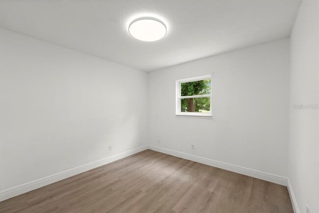 Building Photo - 1087 Swan St