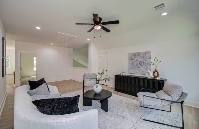 Building Photo - 1802 Rollingwood Dr