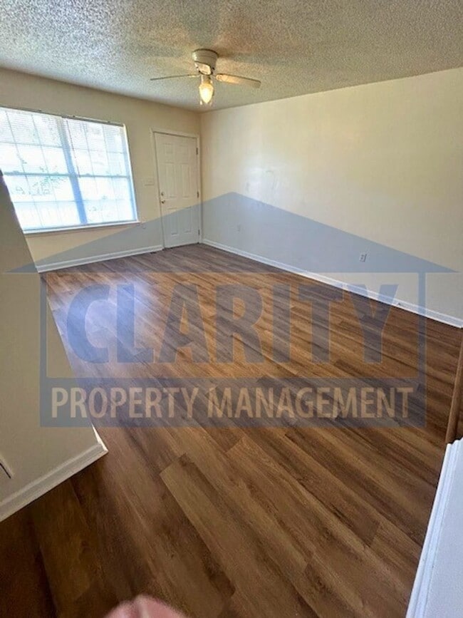 Building Photo - Two bedroom townhome w/ garage!