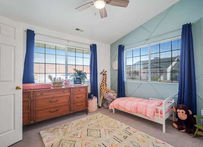 Building Photo - Charming 3 Townhome Close to Shopping