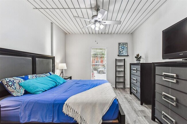 Building Photo - 2421 W Horatio St