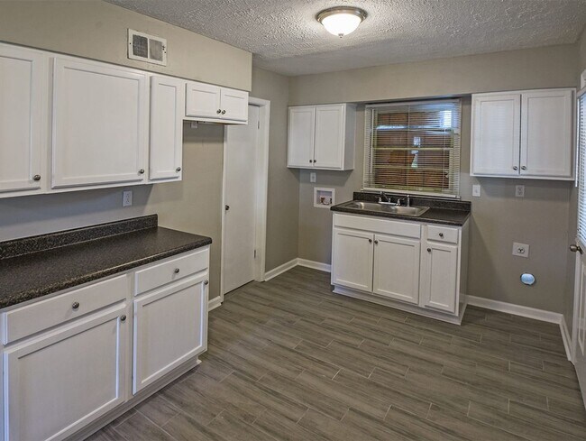 Building Photo - NEWLY UPDATED 3 bed, 1.5 bath home.