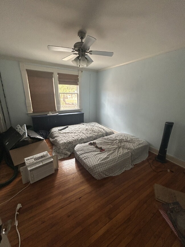 Building Photo - 3 bedroom 1 bath Apartment Available June 1st!! Massive bedrooms and a 5 minute walk to campus.