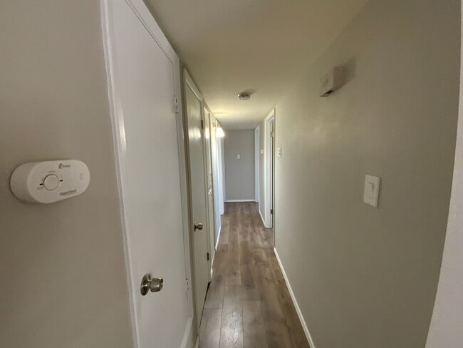 Building Photo - 3 Bedroom Single Story Home Available Near...
