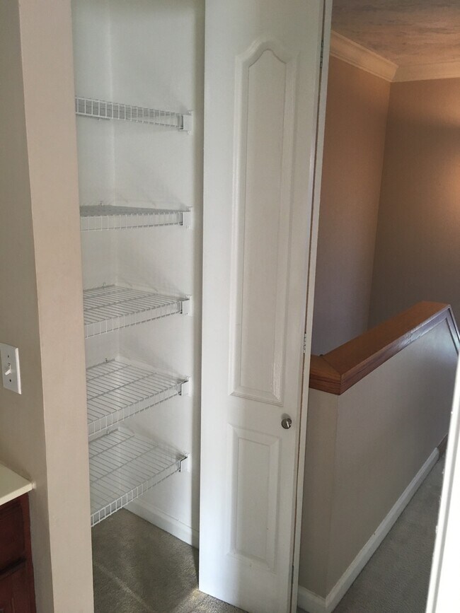 Building Photo - Wonderfully Remodeled Tri Level 3BR/2BTH Soulard Townhouse