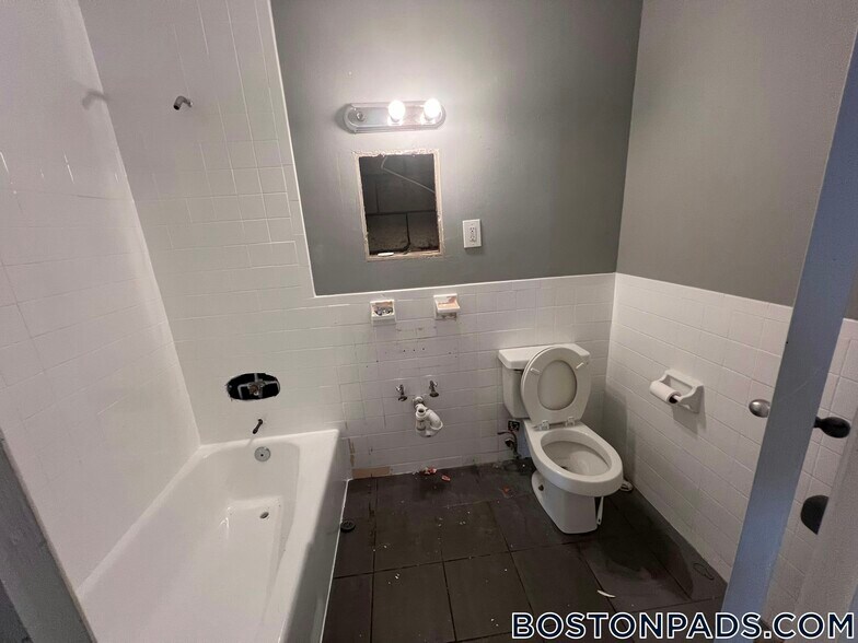 Building Photo - 245 Main St