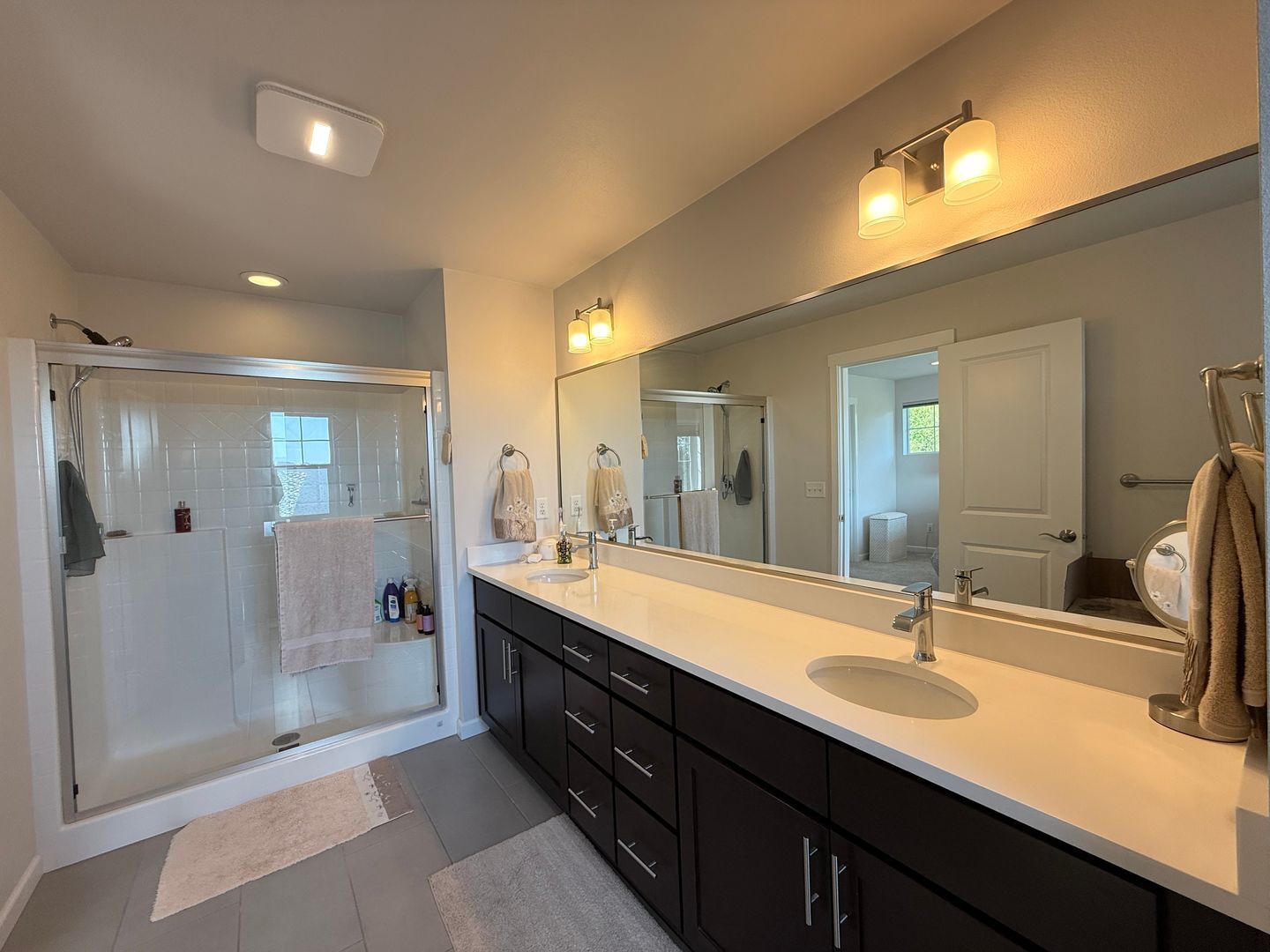 Building Photo - Hilltop Luxury Townhome with Stunning Valley Sunset Views