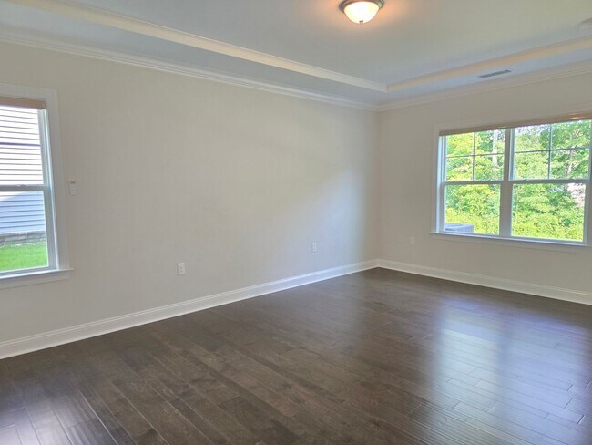 Building Photo - 4 spacious bedrooms and 3 full bathrooms along with guest suite. 1st floor primary and secondary ...