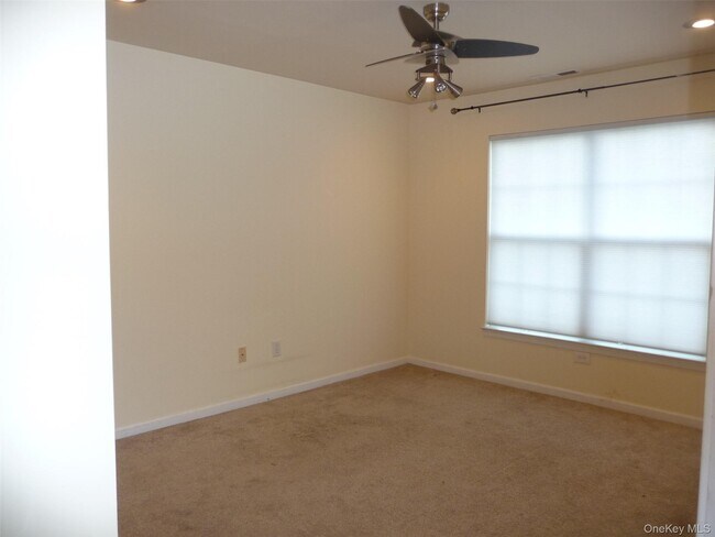 Building Photo - 220 Roosevelt Dr