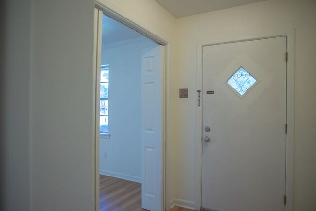 Building Photo - Available Now! 3 Bedroom 2 Bath Near TJC!