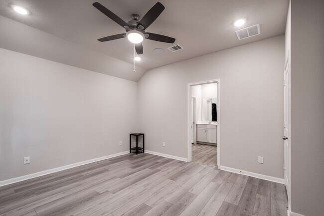 Building Photo - 5003 Bluebird Song Ln