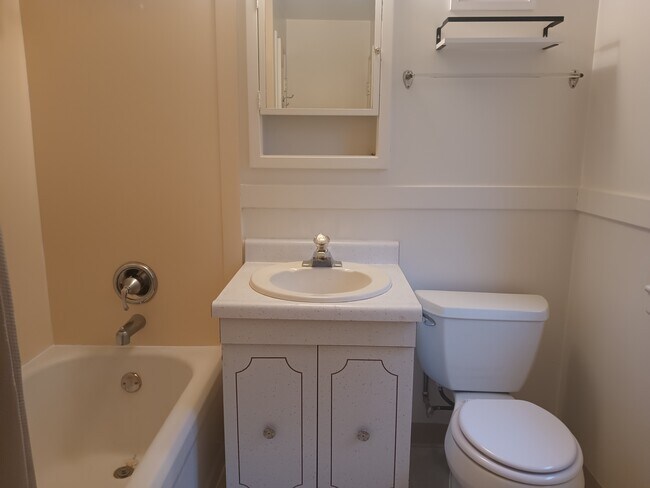 Building Photo - 5602 Bramble Ct