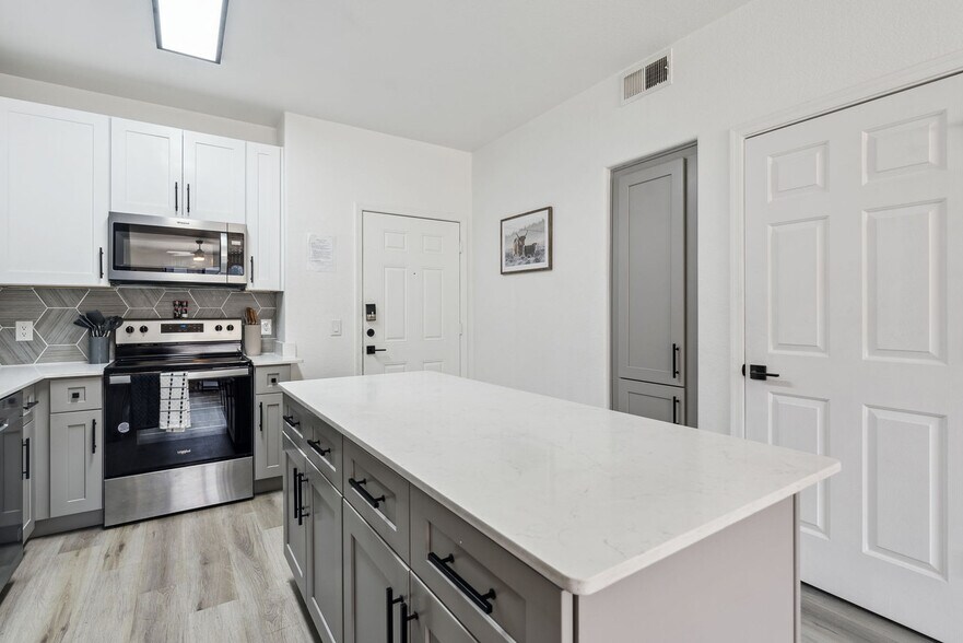 Building Photo - 6610 N 93rd Ave