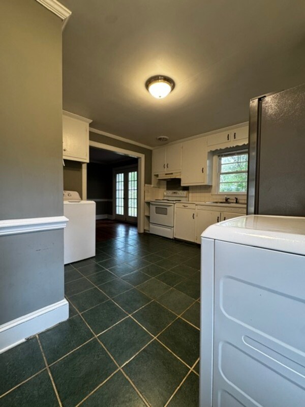 Building Photo - 2414 Slay Dr