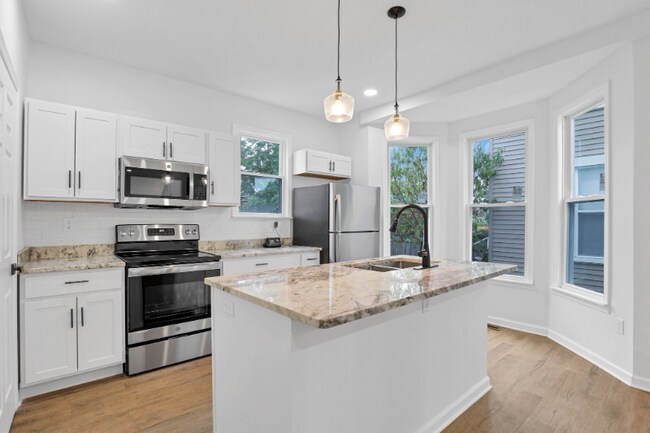 Building Photo - 282 S Cypress Ave