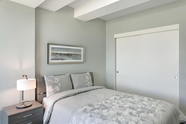 Building Photo - 7117 E Rancho Vista Dr