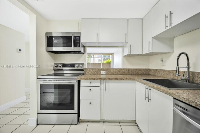 Building Photo - 10525 SW 112th Ave